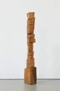 Skulptur aus Eiche Titel Kubistische Studie No4 ein Werk von Ina Mertens 2023