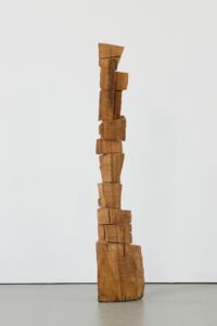 Skulptur aus Eiche Titel Kubistische Studie No4 ein Werk von Ina Mertens 2023