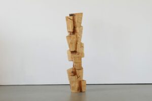 Skulptur aus Birke Titel Kubistische Studie No5 ein Werk von Ina Mertens 2024