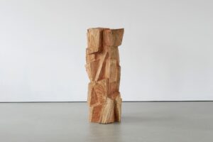 Skulptur aus Roteiche Titel Massive Verflechtung ein Werk von Ina Mertens 2024