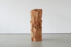 Skulptur aus Roteiche Titel Massive Verflechtung ein Werk von Ina Mertens 2024