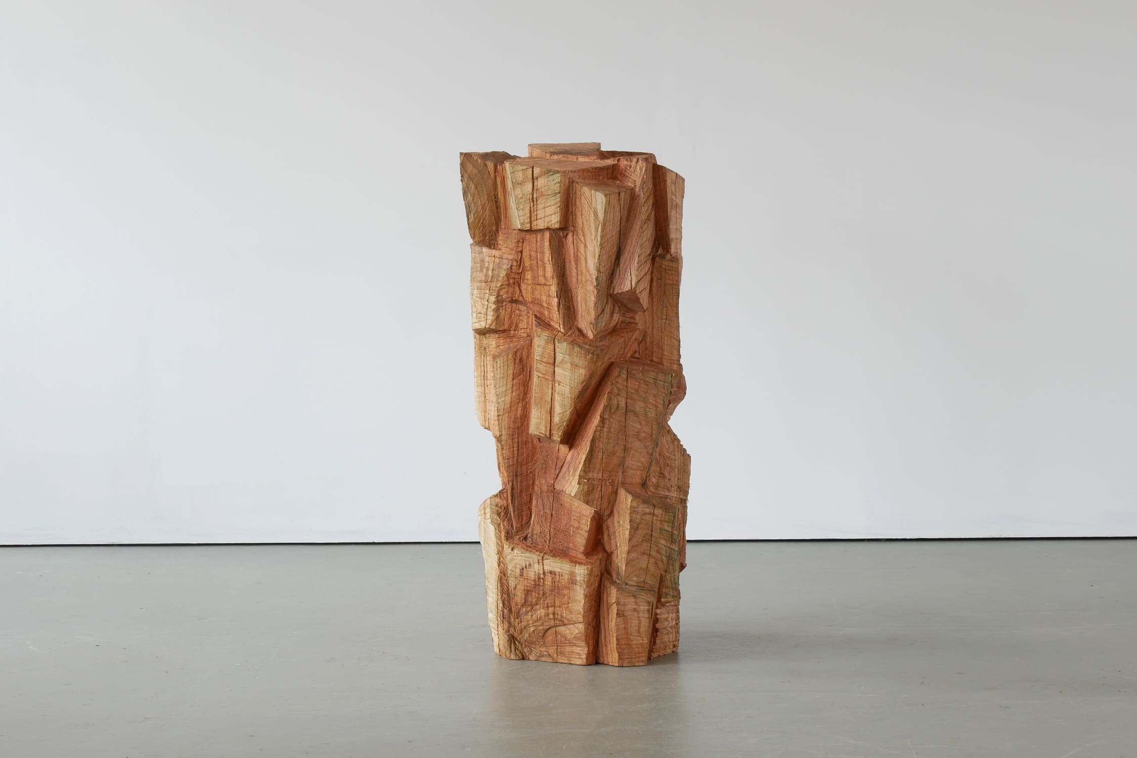 Skulptur aus Roteiche Titel Massive Verflechtung ein Werk von Ina Mertens 2024