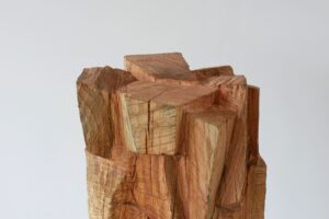 Skulptur aus Roteiche Titel Massive Verflechtung ein Werk von Ina Mertens 2024