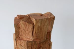 Skulptur aus Roteiche Titel Massive Verflechtung ein Werk von Ina Mertens 2024