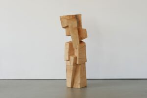 Skulptur aus Kaukasischer Fluegelnuss Titel Nexus ein Werk von Ina Mertens 2024
