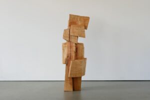 Skulptur aus Kaukasischer Fluegelnuss Titel Nexus ein Werk von Ina Mertens 2024