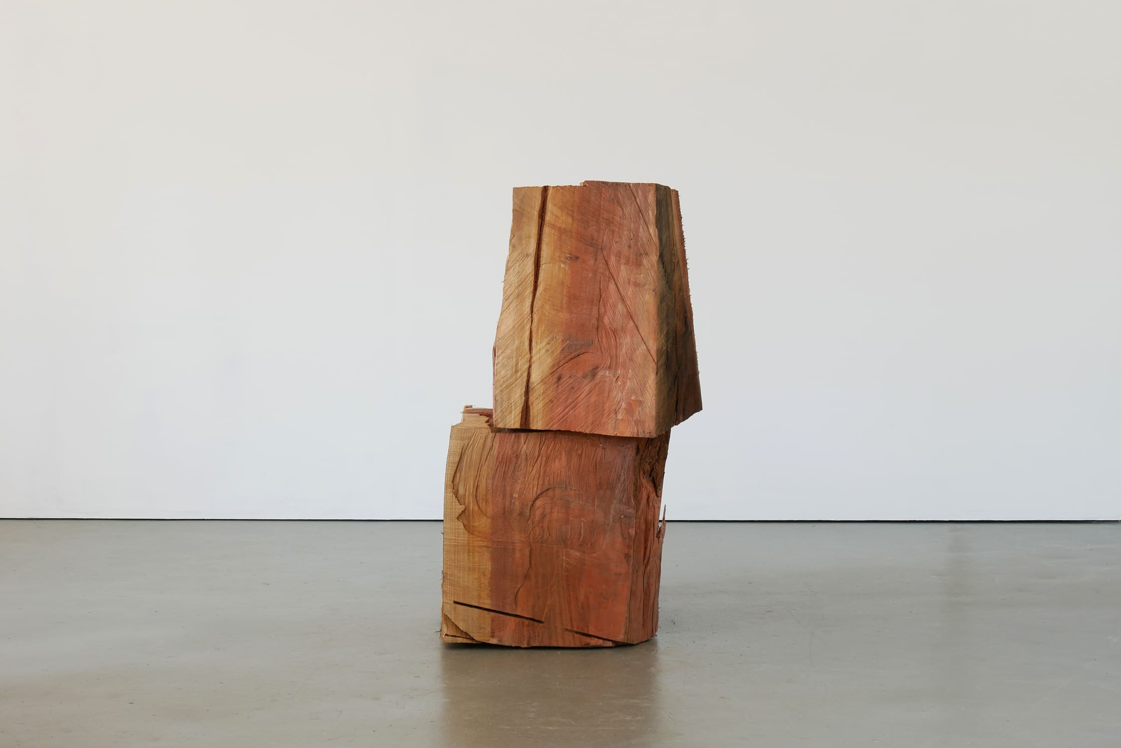 Skulptur aus Mammutbaum Titel Without Pressure ein Werk von Ina Mertens 2024