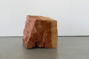 Skulptur aus Mammutbaum Titel Wunde ein Werk von Ina Mertens 2024