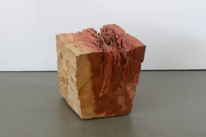 Skulptur aus Mammutbaum Titel Wunde ein Werk von Ina Mertens 2024